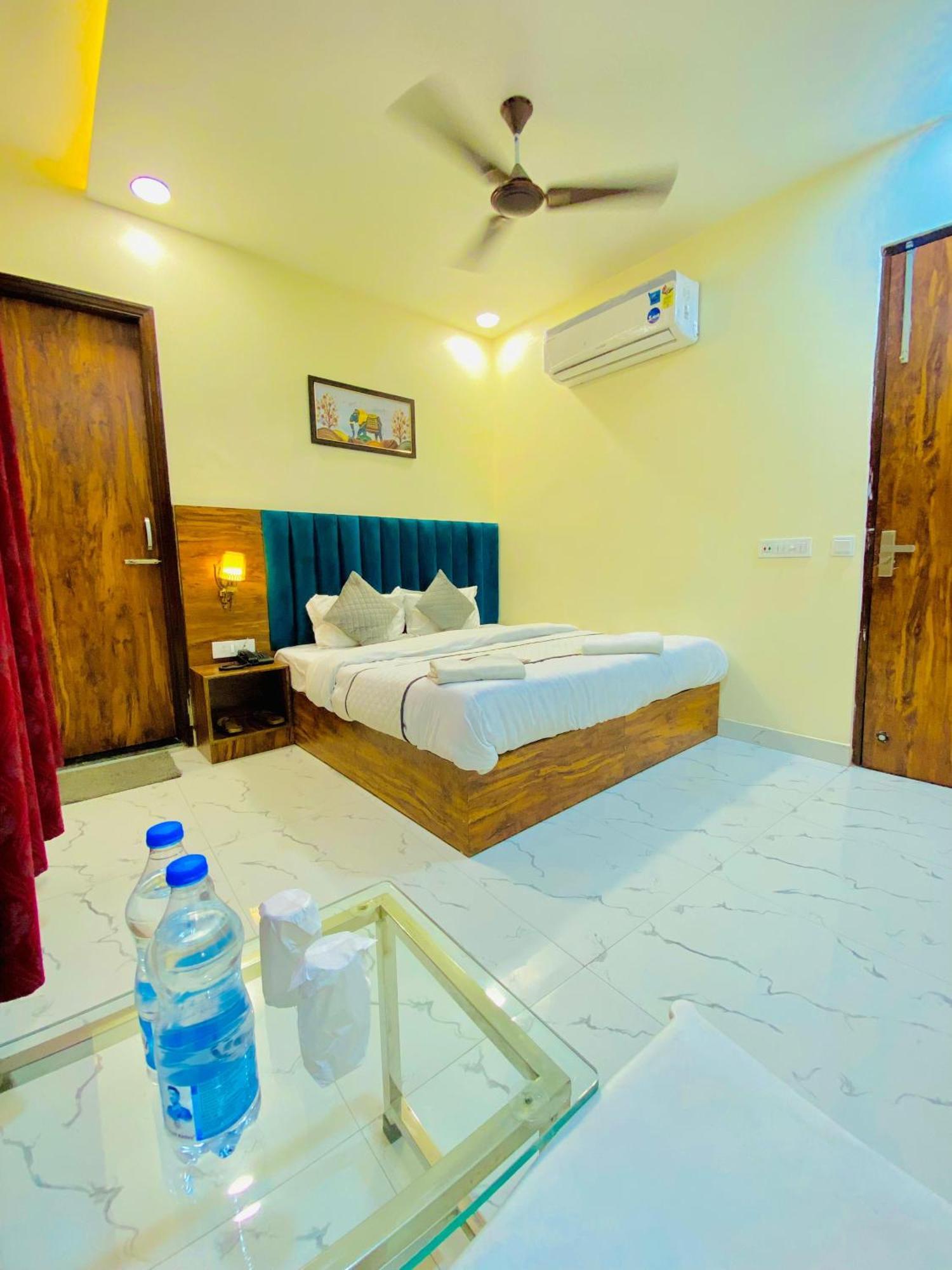 Hotel Holiday First 300 Meter From Golden Temple Amritsar Extérieur photo