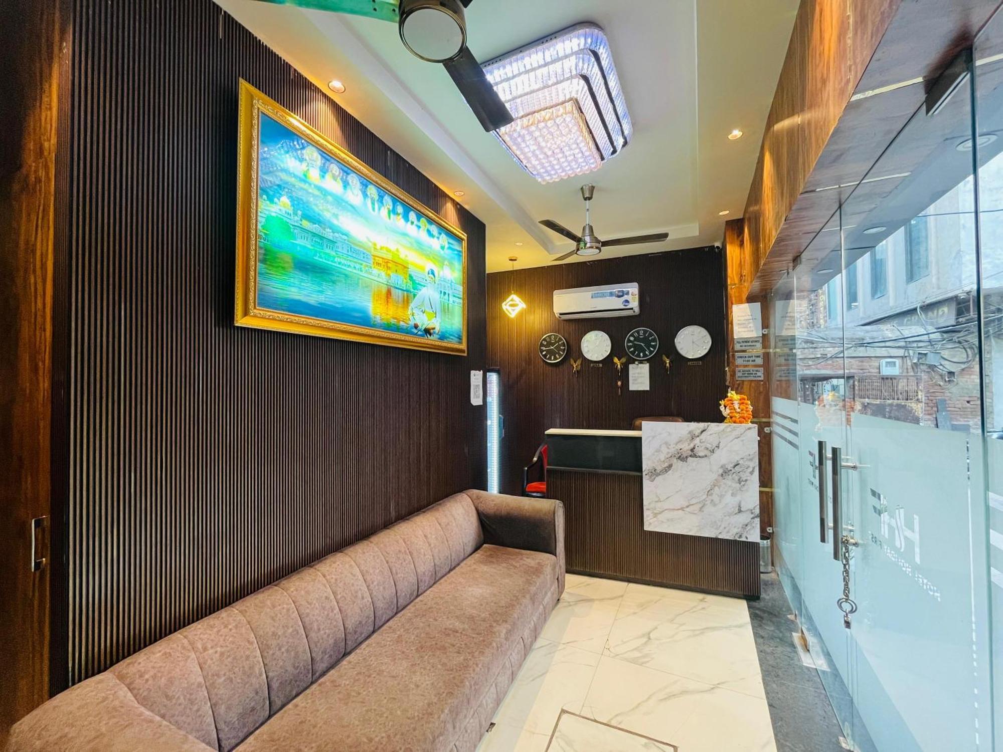 Hotel Holiday First 300 Meter From Golden Temple Amritsar Extérieur photo